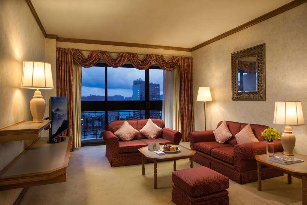 فندق غراند لابا ماكاو الغرفة الصورة A living room at the Four Seasons Hotel