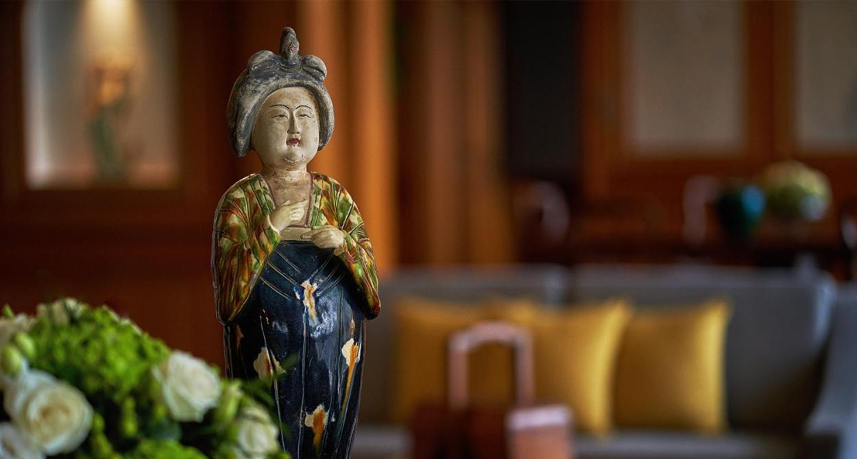 فندق غراند لابا ماكاو المظهر الخارجي الصورة A figure of a Chinese lady